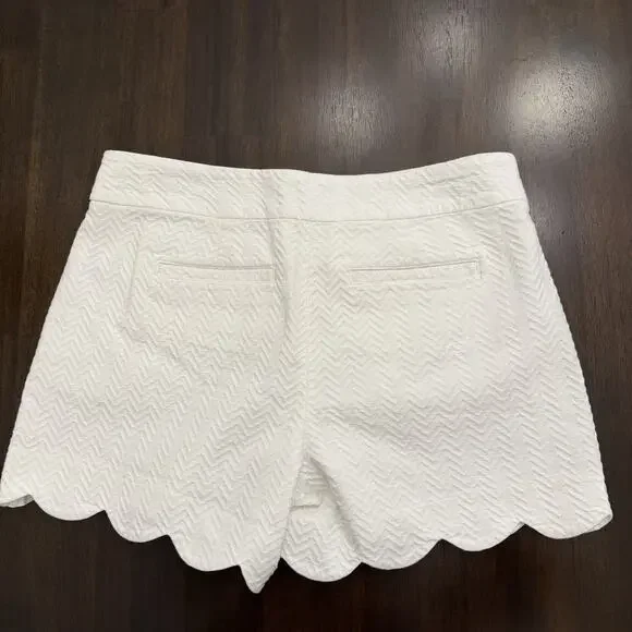 Crown & Ivy Women’s Shorts Size 2 White Textured Scalloped Hem 4” Inseam - Picture 2 of 8